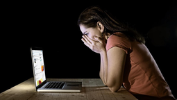 Reducir la cibervictimización es fundamental para frenar la reproducción de la violencia en entornos digitales, según estudio español.