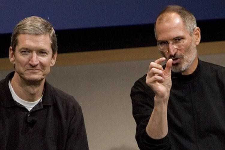 Steve Jobs (der.) y Tim Cook.