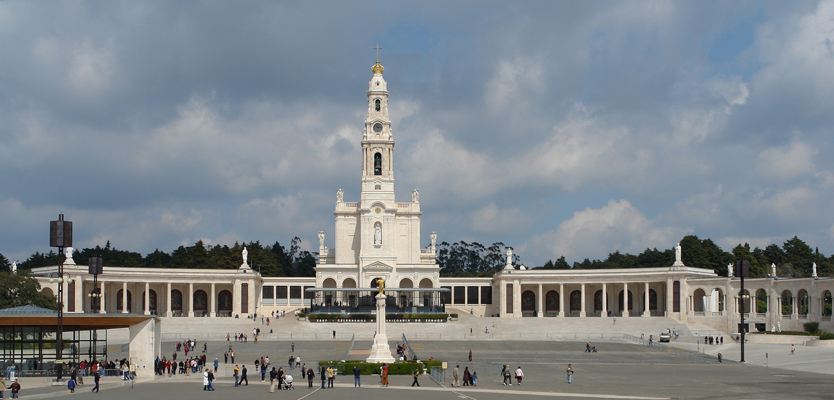 El Santuario de Nuestra Señora de Fátima se erige hasta la actualidad en el mismo lugar donde se dieron los encuentros con la Virgen María. El Santuario de Nuestra Señora de Fátima se erige hasta la actualidad en el mismo lugar donde se dieron los encuentros con la Virgen María.