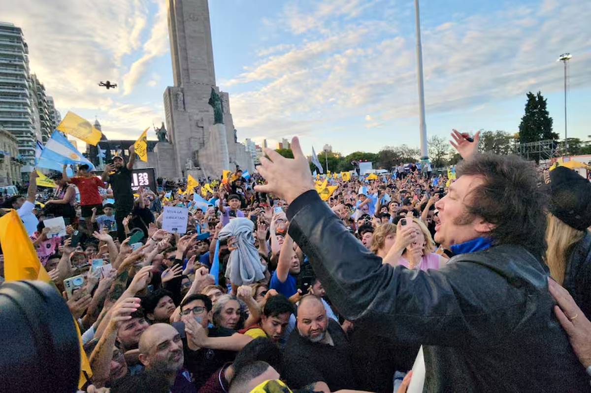 Último paso en Rosario bajo marea amarilla. Último paso en Rosario bajo marea amarilla.