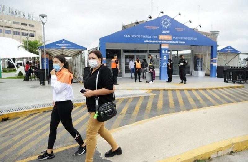 El laboratorio covid PCR en Ezeiza donde se seguirán haciendo los test, aunque ya no se exigirá el test de antígenos.