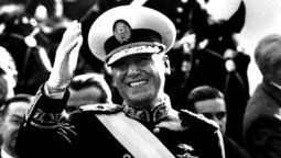 altText(Sobre Perón ausente)}
