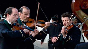 Axel Kicillof observa a los violinistas del Titanic. Axel Kicillof observa a los violinistas del Titanic.