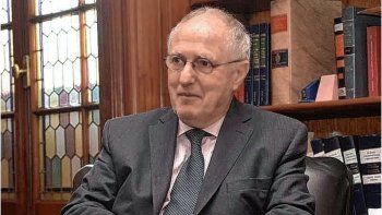 Javier Milei aceptó la renuncia de Reinaldo Rodríguez y el juez se salva del juicio. Javier Milei aceptó la renuncia de Reinaldo Rodríguez y el juez se salva del juicio.