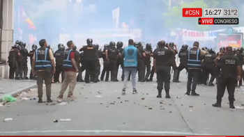 Máxima tensión fuera del Congreso, mientras el Senado debate la reforma laboral. Máxima tensión fuera del Congreso, mientras el Senado debate la reforma laboral.