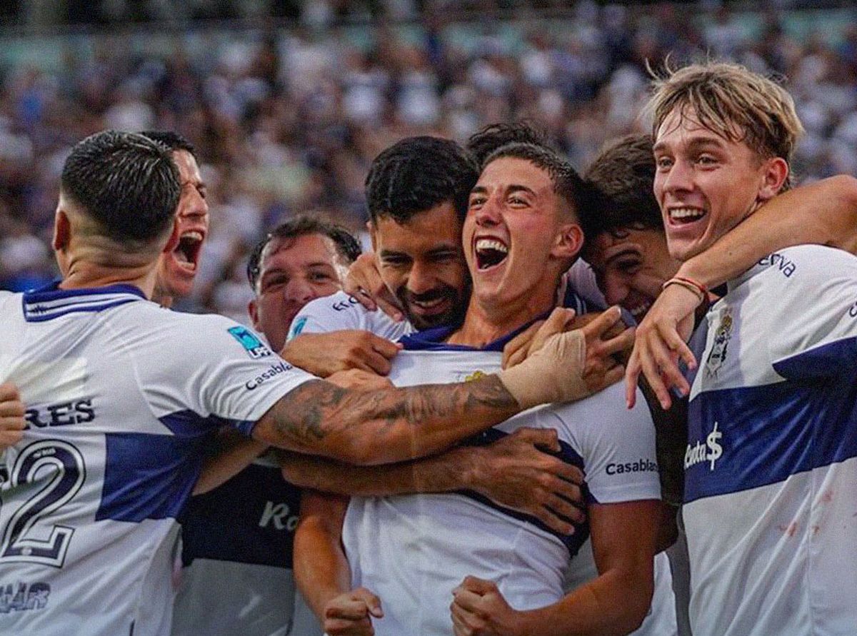 Nicolás Barros Schelotto, en el centro de la imagen, es abrazado por sus compañeros del Lobo Nicolás Barros Schelotto, en el centro de la imagen, es abrazado por sus compañeros del Lobo