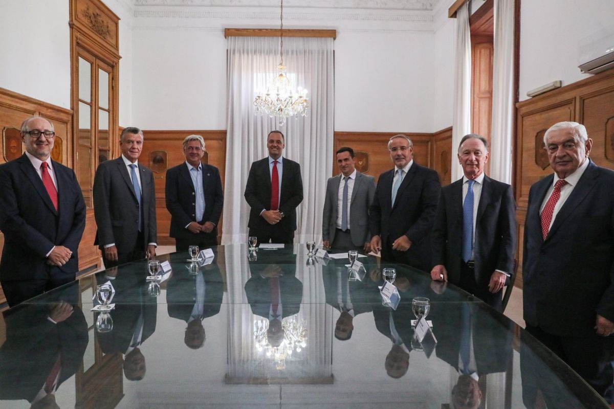 El jefe de Gabinete, Manuel Adorni en Casa Rosada acon representantes del G6, entre ellos Mario Grinman (Foto: Presidencia)