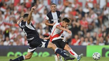 River Plate le ganó a Gimnasia y Esgrima 3 a 1. Aquí el gol de Claudio Echeverri para el 1 a 1. River Plate le ganó a Gimnasia y Esgrima 3 a 1. Aquí el gol de Claudio Echeverri para el 1 a 1.