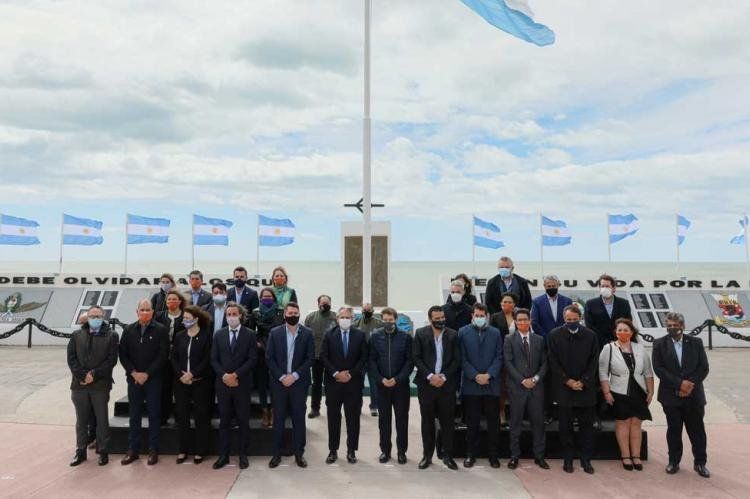 Alberto F. y parte de su gabinete en el acto en Tierra del Fuego (Foto NA).