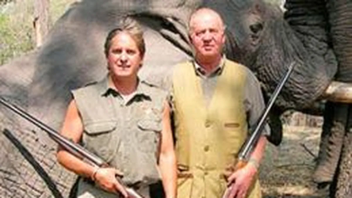 El 13 de abril de 2012, Juan Carlos se rompió la cadera en Botsuana y esto destapó que estaba de cacería con su amante y amigos y que tenía un patrimonio no declarado de miles de millones en cuentas suiza: abdicó al trono y se ocultó de la prensa. El 13 de abril de 2012, Juan Carlos se rompió la cadera en Botsuana y esto destapó que estaba de cacería con su amante y amigos y que tenía un patrimonio no declarado de miles de millones en cuentas suiza: abdicó al trono y se ocultó de la prensa.