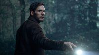 Un aparente suicidio es el punto de partida de esta miniserie. Un aparente suicidio es el punto de partida de esta miniserie.