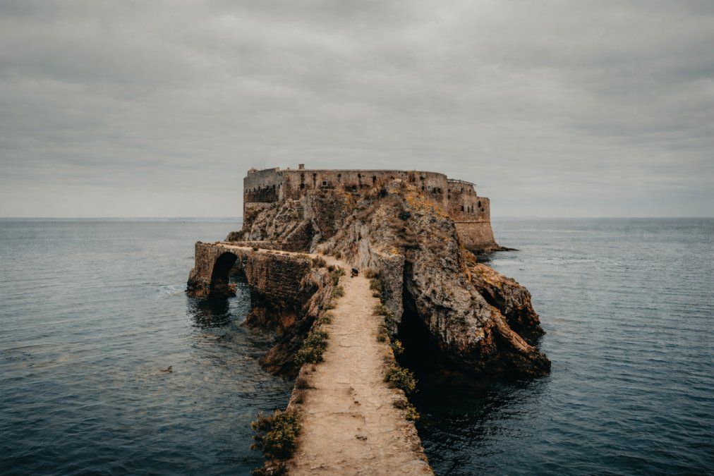 El Forte de São João Baptista, uno de los íconos de las Islas Berlengas, conectado a la Berlenga Grande por una estrecha pasarela de piedra.