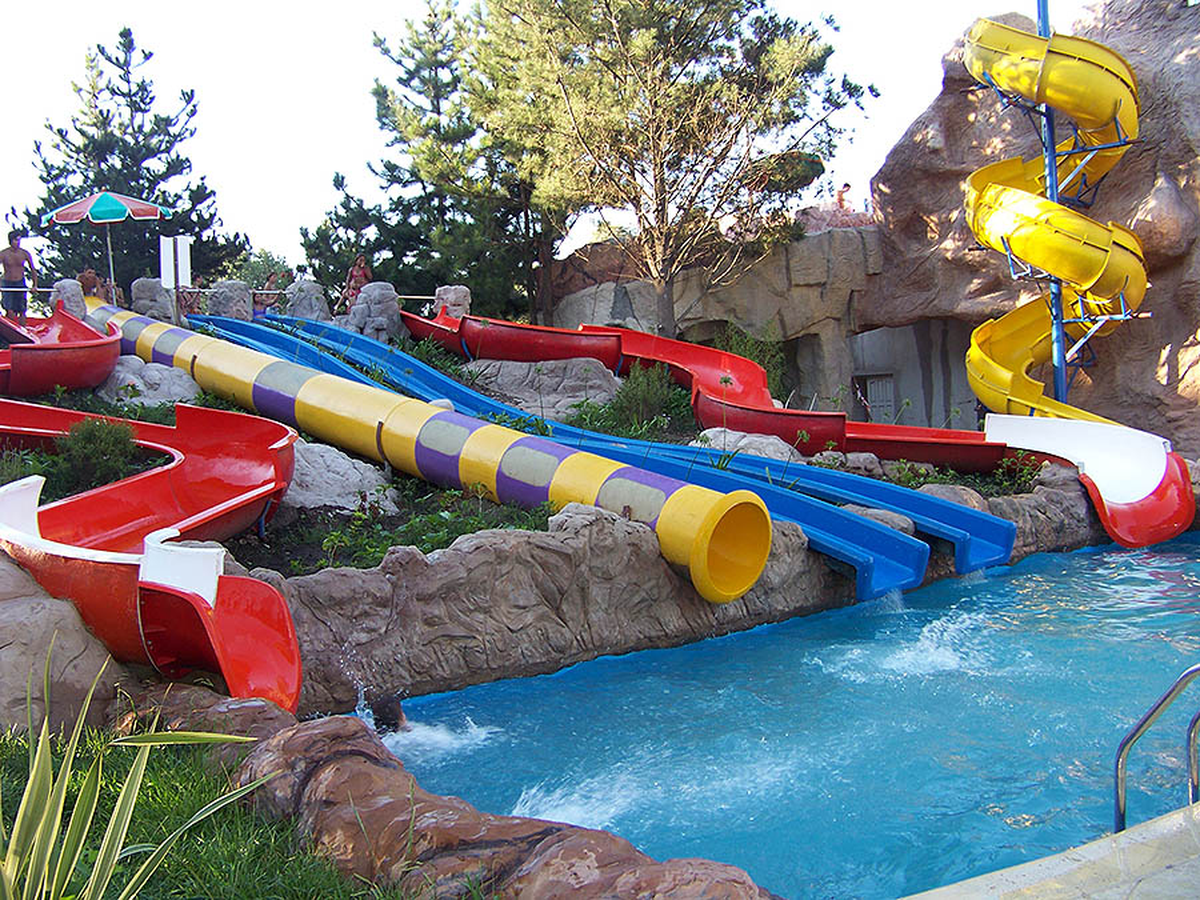 Un parque acuático con toboganes de diferentes alturas, formas y tamaños. Un parque acuático con toboganes de diferentes alturas, formas y tamaños.