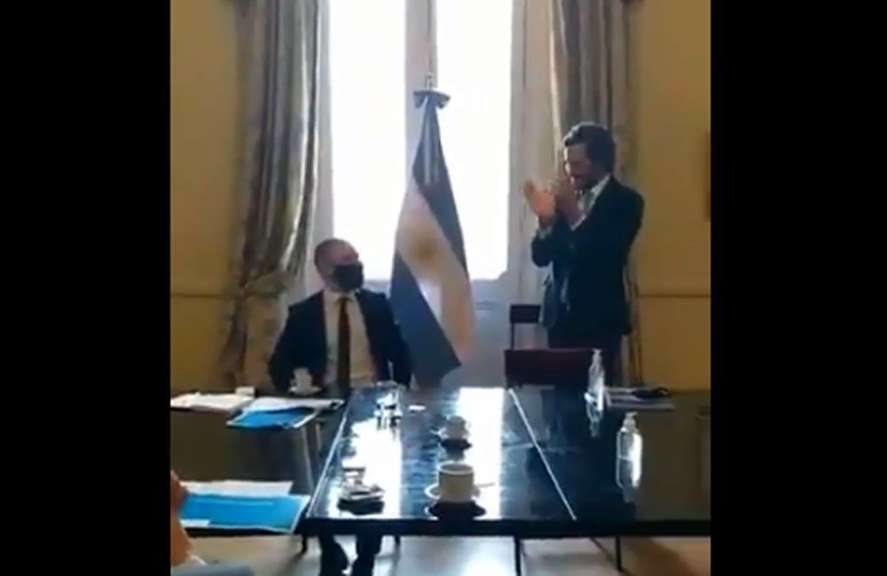 Cafiero arengó el aplauso a Guzmán, al que se sumaron los ministros presentes en la reunión (Foto: captura de video).