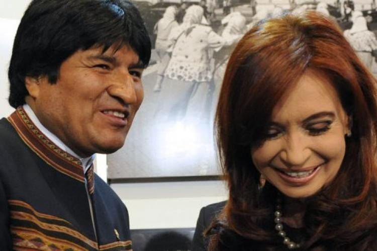 @CFKArgentina Llamo a Evo. Del otro lado de la línea, su voz me responde tranquila: Hola compañera, como está?. El me pregunta a mí como estoy!