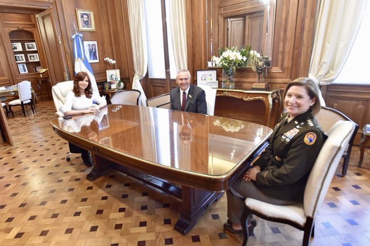 CFK junto&nbsp;&nbsp;a la jefa del Comando Sur de EEUU y el embajador.
