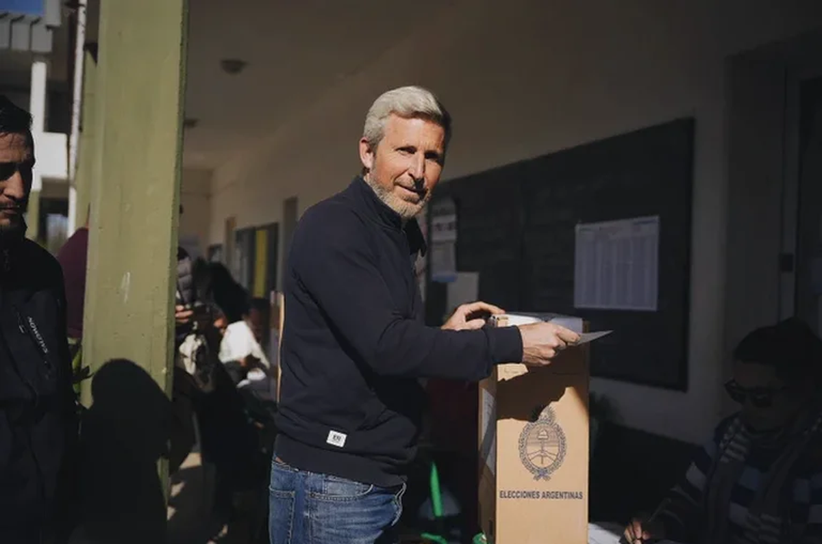 Rogelio Frigerio, precandidato gobernador de Juntos por Entre Ríos emitió su voto en la Escuela N°1 Gregoria Matorras de San Martín, de Villa Paranacito, acompañado de su hijo.