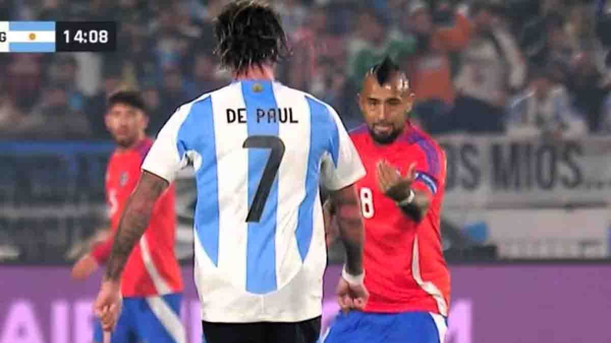 Arturo Vidal realizó una doble provocación a Rodrigo De Paul durante la victoria de Argentina frente a Chile 0-1, hubo respuesta de los chilenos. (Foto: Captura de TV) Arturo Vidal realizó una doble provocación a Rodrigo De Paul durante la victoria de Argentina frente a Chile 0-1, hubo respuesta de los chilenos. (Foto: Captura de TV)