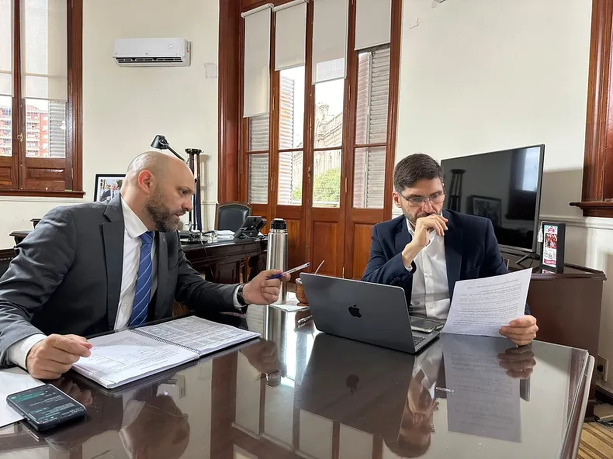 La Federación de Industriales de Santa Fe (FISFE), integrante de la Unión Industrial Argentina (UIA), también se había manifestado contra el RIGI al igual que el gobierno provincial. La Federación de Industriales de Santa Fe (FISFE), integrante de la Unión Industrial Argentina (UIA), también se había manifestado contra el RIGI al igual que el gobierno provincial. 