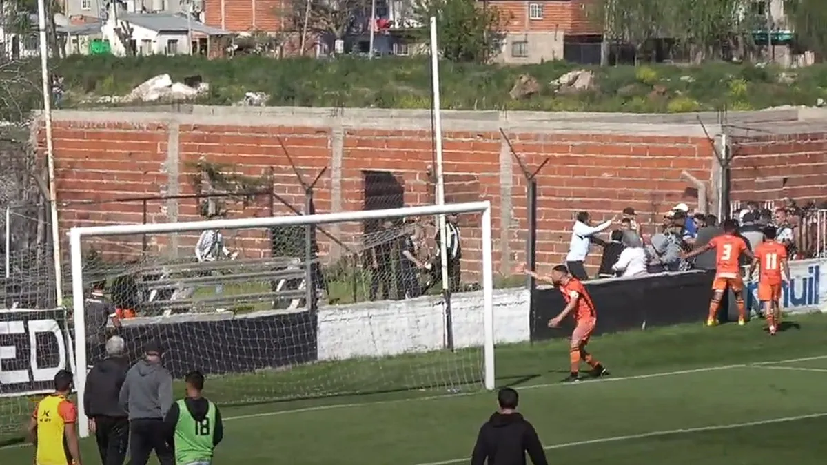 El cl&aacute;sico de la Primera C entre Claypole y Berazategui termin&oacute; en esc&aacute;ndalo entre ambas hinchadas y hasta golpearon al presidente en silla de ruedas. (Foto: Gentileza: @ElShowdelSur)