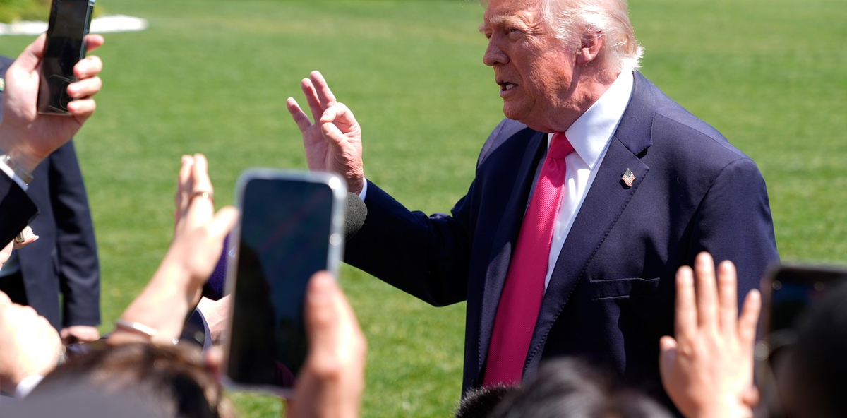 Trump declaró el jueves sobre Irán: "Han aceptado devolvernos el 'polvo' nuclear" y "Hay muchas posibilidades de que lleguemos a un acuerdo". Trump declaró el jueves sobre Irán: "Han aceptado devolvernos el 'polvo' nuclear" y "Hay muchas posibilidades de que lleguemos a un acuerdo".