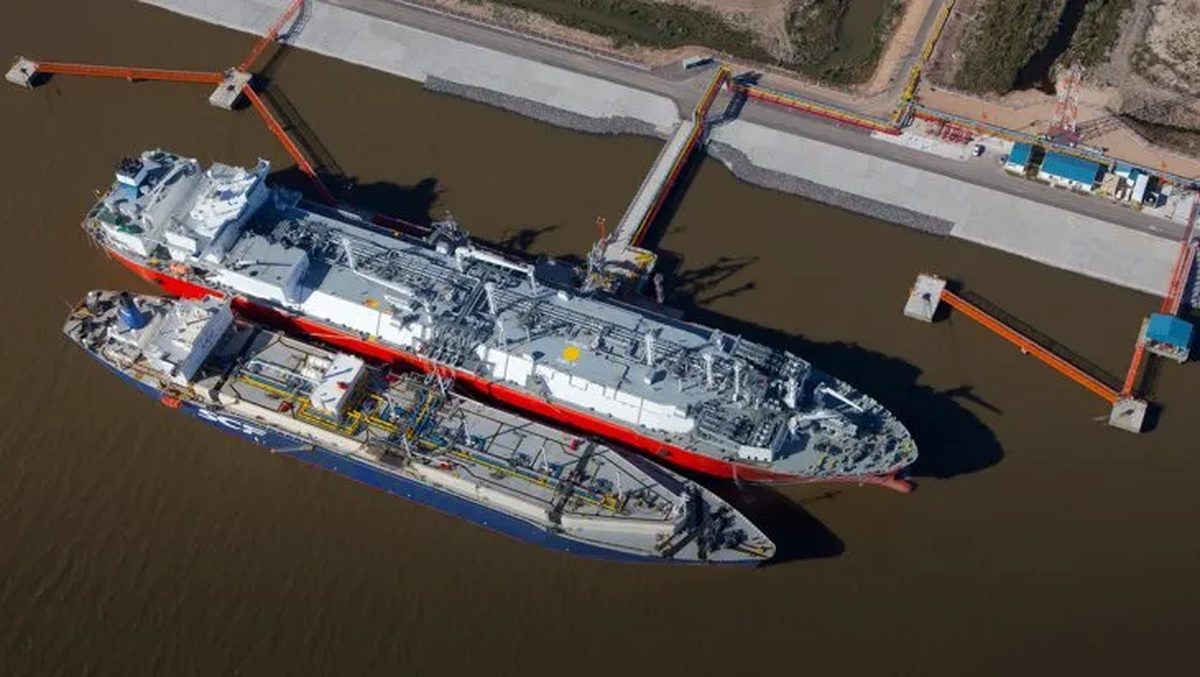 Enarsa trasladará el costo pleno del GNL a hogares e industrias. Enarsa trasladará el costo pleno del GNL a hogares e industrias.