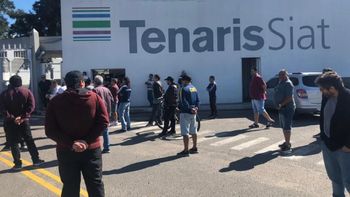 Trabajadores de Techint se movilizarán mañana para exigir un bono, transporte por Covid y recomposición salarial. Trabajadores de Techint se movilizarán mañana para exigir un bono, transporte por Covid y recomposición salarial.