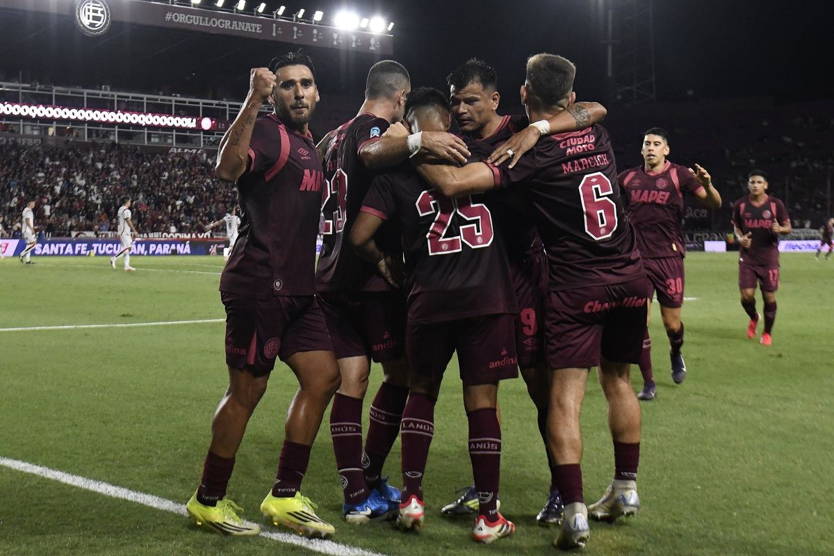 Marcich, con el dorsal número 6, se abraza con sus compañeros de Lanús Marcich, con el dorsal número 6, se abraza con sus compañeros de Lanús
