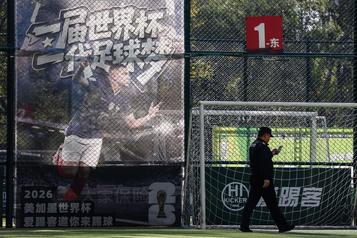 Un cartel publicitario de Kylian Mbapp&eacute; en China, donde varias marcas rompieron sus acuerdos con el delantero tras la pol&eacute;mica por el meme de Mao Zedong.