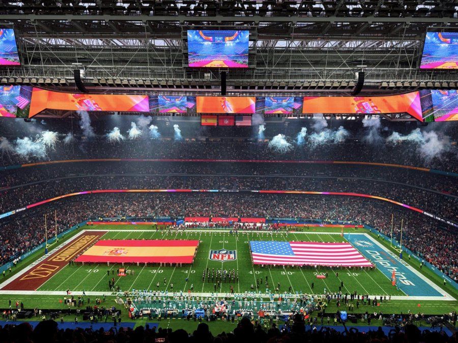 El Santiago Bernabéu durante el primer partido oficial de la NFL en España, un antecedente clave para el regreso confirmado de la liga en 2026.