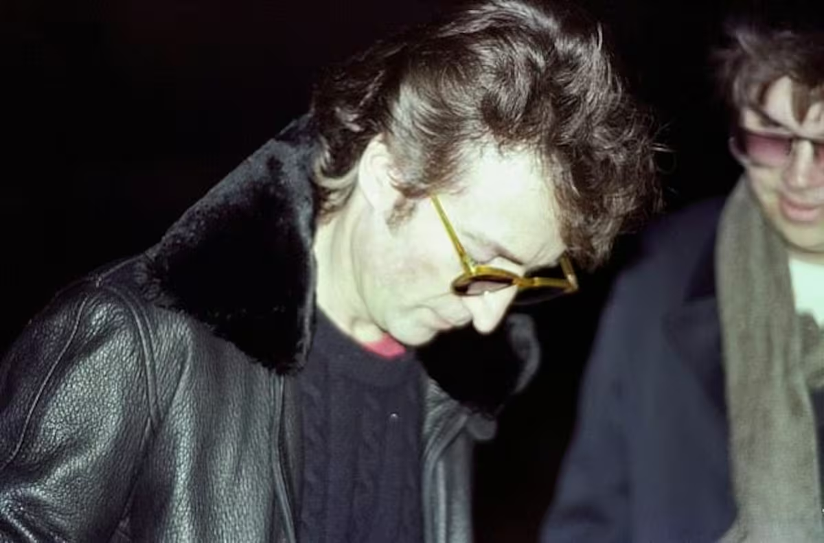 Mark David Chapman confesó que mató a John Lennon buscando fama y reconocimiento. Su crimen fue premeditado, egoísta y lo condenó a una infamia eterna. Mark David Chapman confesó que mató a John Lennon buscando fama y reconocimiento. Su crimen fue premeditado, egoísta y lo condenó a una infamia eterna.