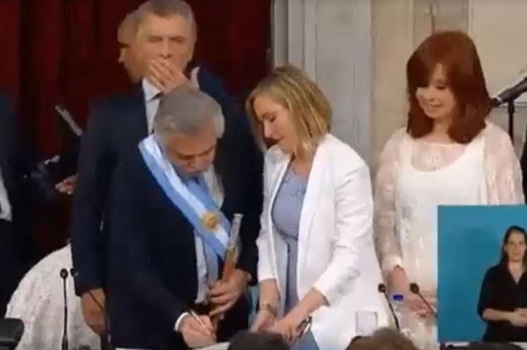 macri bostezo asuncion alberto.jpg