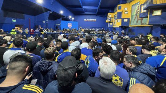 Desb ordada Asamblea de Representantes en Boca. Mucha gente quedó afuera del cónclave. Foto: @lucasg91 - X. Desb ordada Asamblea de Representantes en Boca. Mucha gente quedó afuera del cónclave. Foto: @lucasg91 - X.