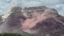 altText(Sismo de 5.9 se sintió en el norte argentino: las impactantes imágenes de cerros desprendiéndose)}