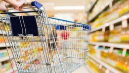 Una importante cadena de supermercados comenzó a despedir trabajadores y temen por más