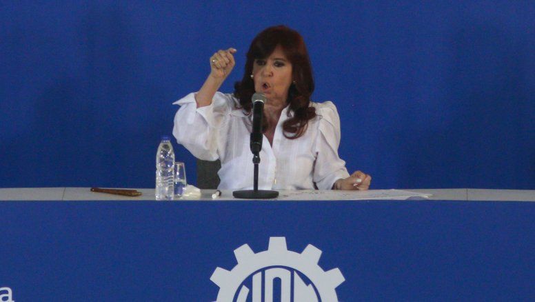 Con voz de Julia Mengolini y una panelista de Crónica TV, CFK vs. Capuchetti
