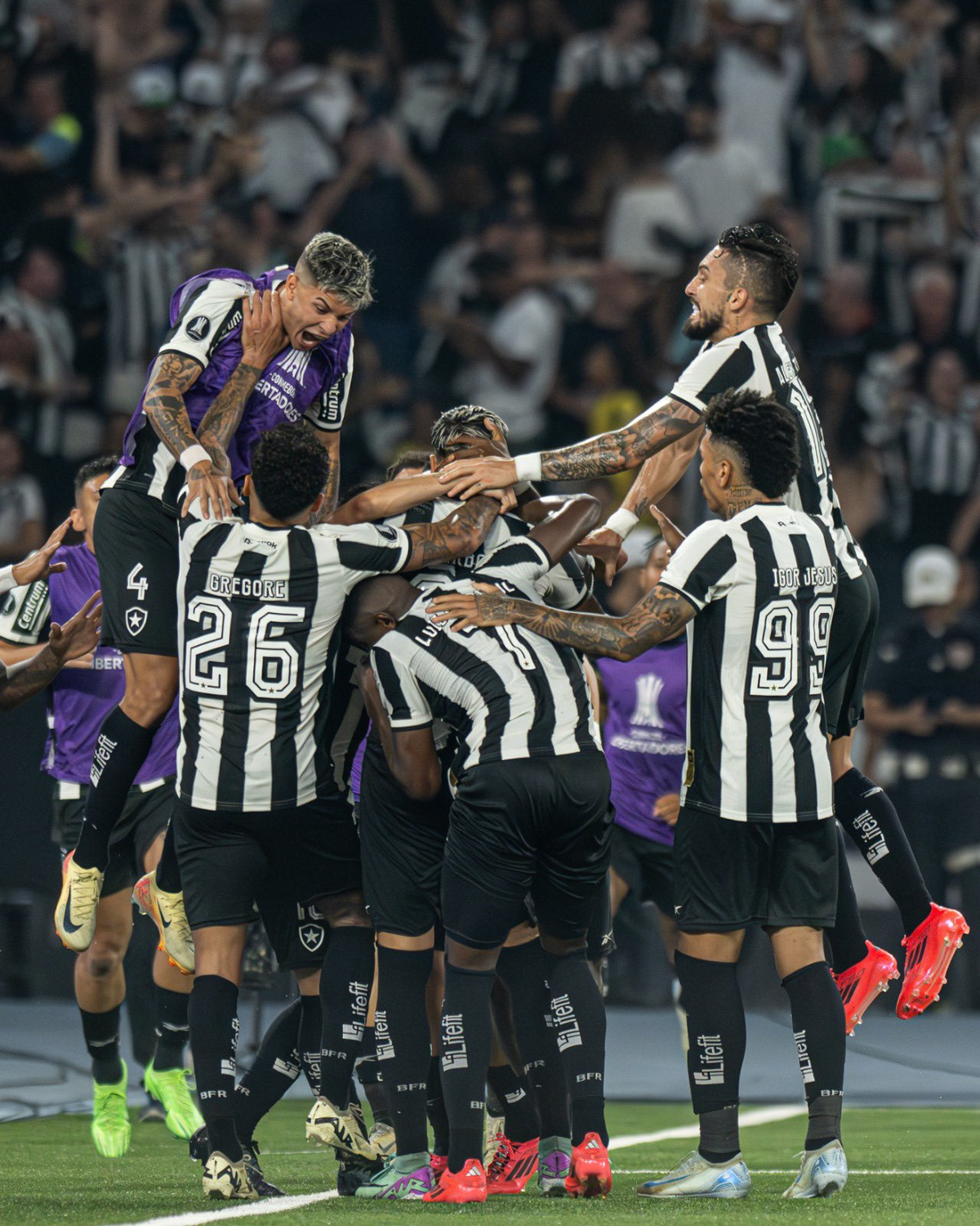 Botafogo se metió en una final histórica al aplastar a Peñarol. Botafogo se metió en una final histórica al aplastar a Peñarol.