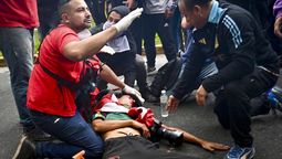 Pablo Grillo siendo atendido tras recibir el impacto. Pablo Grillo siendo atendido tras recibir el impacto.