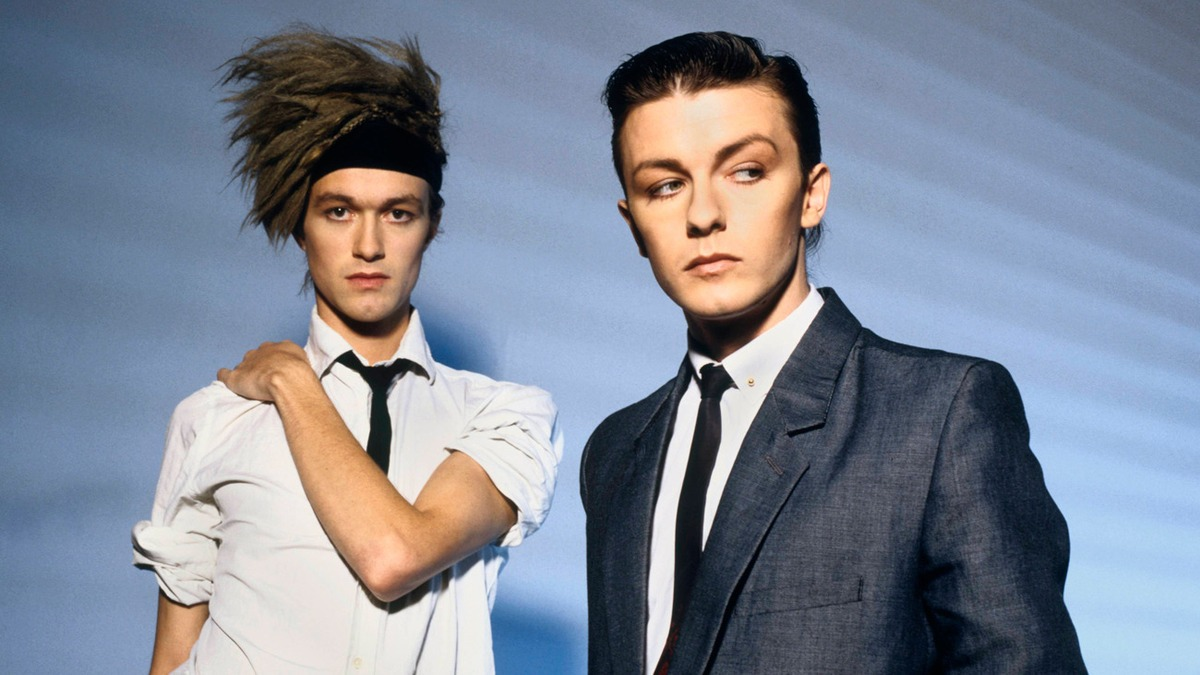 Ricky Gervais formó un conjunto musical llamado Seona Dancing en los '80, que no tuvo mucho éxito pero que uno de sus temas explotó de popularidad en Filipinas. Ricky Gervais formó un conjunto musical llamado Seona Dancing en los '80, que no tuvo mucho éxito pero que uno de sus temas explotó de popularidad en Filipinas.