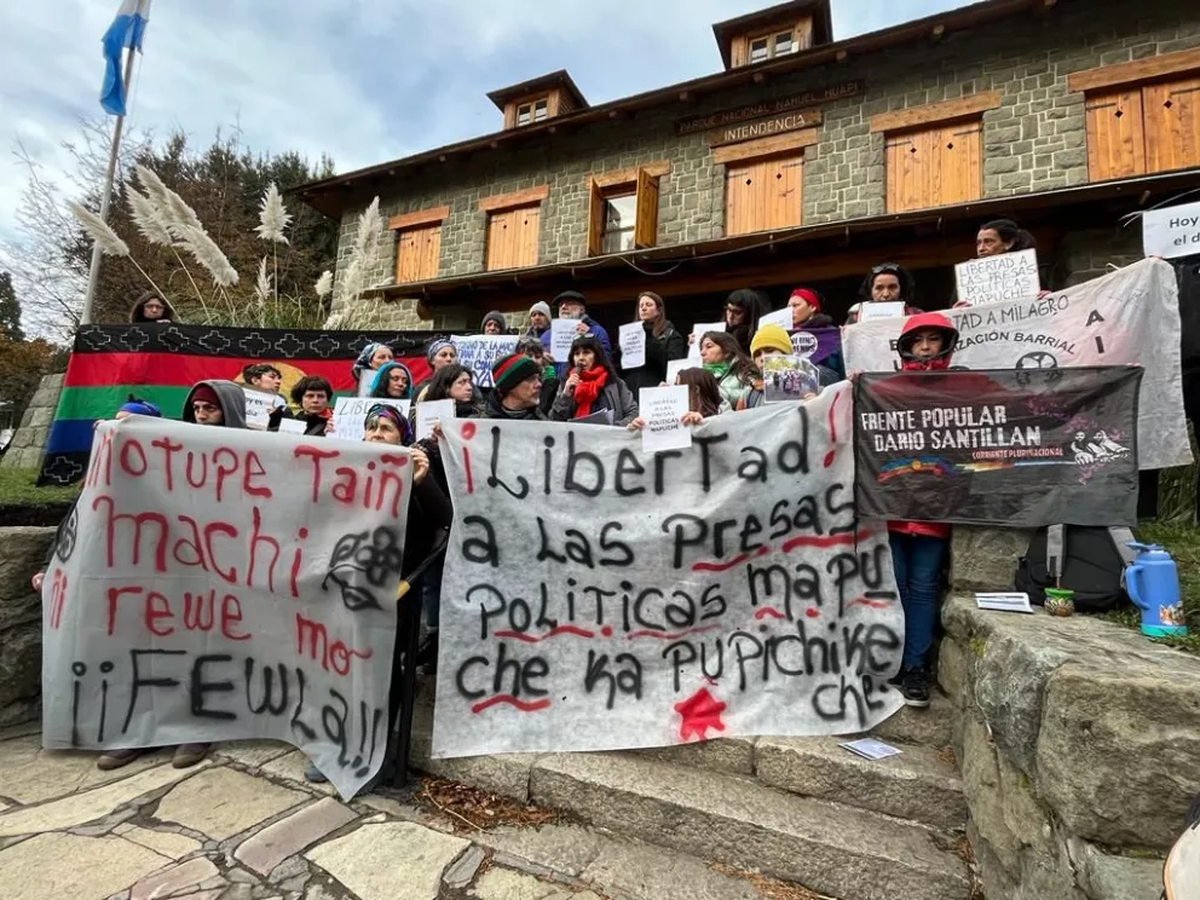 En Bariloche, realizan manifestaciones para pedir la liberación de las cuatro mujeres mapuches que permanecen con prisión domiciliaria.
