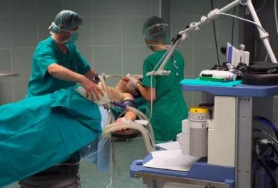 La Hipertermia Maligna es una enfermedad hereditaria que hace que el organismo reaccione de manera violenta a ciertos tipos de anestesia, pudiendo causar la muerte.