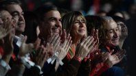 Pedro Sánchez y Begoña Gómez, cuya supuesta candidatura fue desmentida por el PSOE tras las versiones que la vinculaban con un aforamiento. Pedro Sánchez y Begoña Gómez, cuya supuesta candidatura fue desmentida por el PSOE tras las versiones que la vinculaban con un aforamiento.