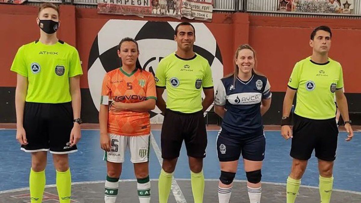 Banfield retiró al equipo femenino de futsal luego de las actitudes antideportivas de hacerse adrede cuatro goles en contra. (Foto: El Gráfico)