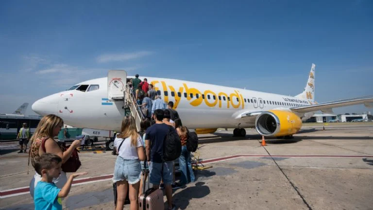 La low cost Flybondi suspendió el 20% de los vuelos en noviembre y continúa con los "ajustes" en diciembre en medio de las Fiestas. La low cost Flybondi suspendió el 20% de los vuelos en noviembre y continúa con los "ajustes" en diciembre en medio de las Fiestas.