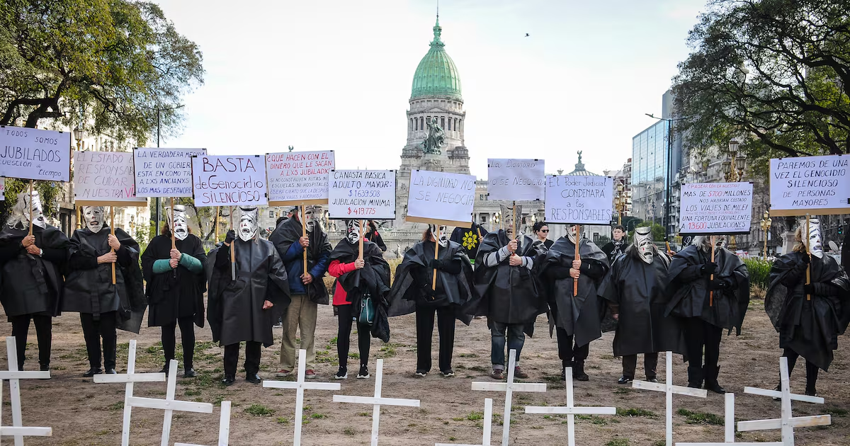 La protesta de los jubilados incorporó reclamos por salud, obras sociales y PAMI, mientras la CGT confirmó su participación y amplió el alcance de una movilización cada miércoles. Foto: Guadalupe Lombardo La protesta de los jubilados incorporó reclamos por salud, obras sociales y PAMI, mientras la CGT confirmó su participación y amplió el alcance de una movilización cada miércoles. Foto: Guadalupe Lombardo