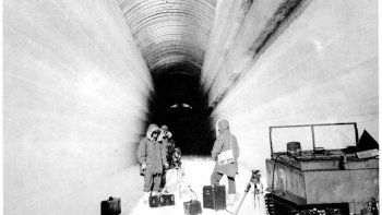 La NASA encontró en Groenlandia una antigua base militar de Estados Unidos usada en la Guerra Fría. La NASA encontró en Groenlandia una antigua base militar de Estados Unidos usada en la Guerra Fría.