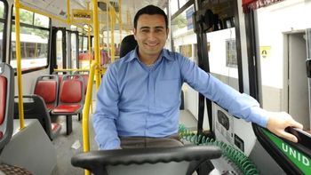 El Día del Colectivero conmemora el 24 de septiembre de 1928, cuando un grupo de taxistas porteños inventaron el primer colectivo de la historia. El Día del Colectivero conmemora el 24 de septiembre de 1928, cuando un grupo de taxistas porteños inventaron el primer colectivo de la historia.
