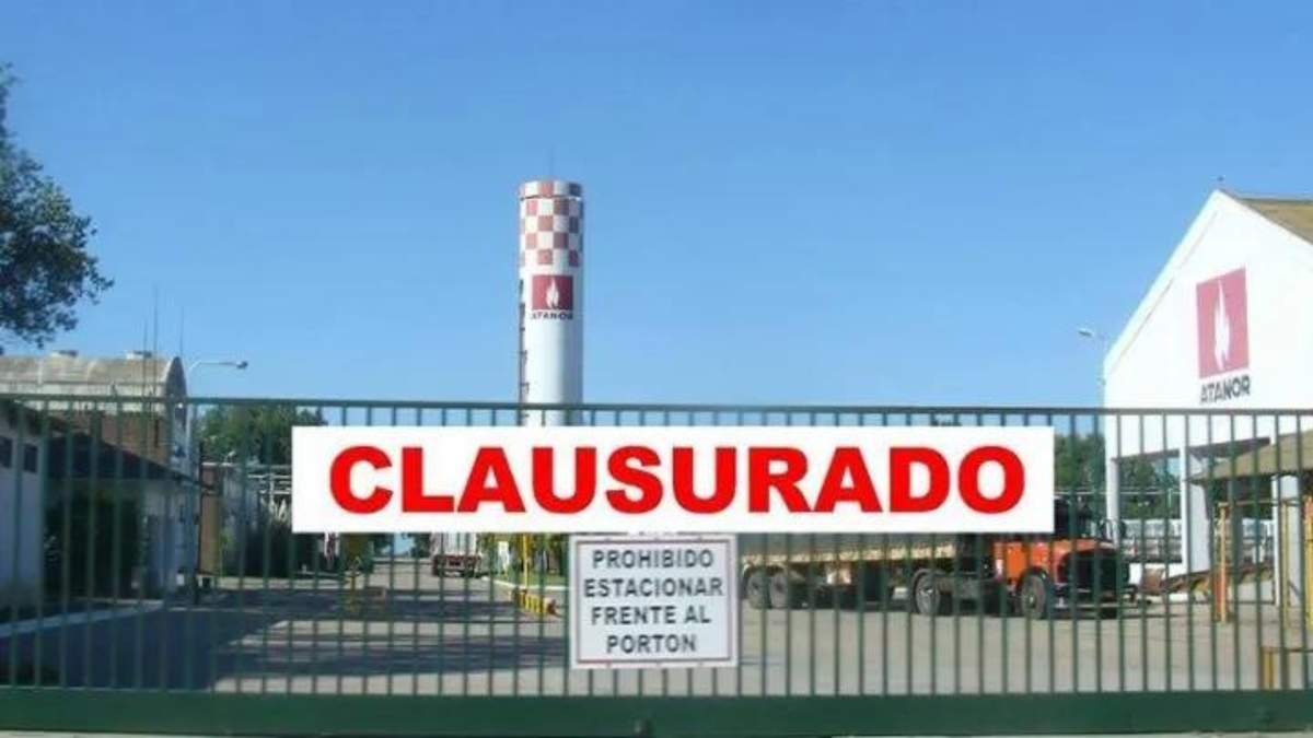 La planta de Atanor en San Nicolás está clausurada por la explosión de marzo y la empresa anunció despidos, mientras los vecinos exigen que sea reubicada. La planta de Atanor en San Nicolás está clausurada por la explosión de marzo y la empresa anunció despidos, mientras los vecinos exigen que sea reubicada.