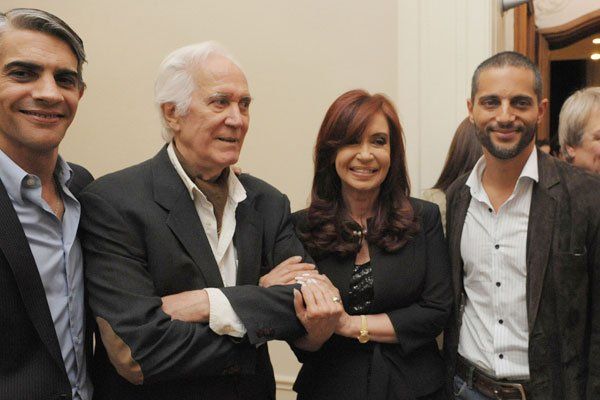 Echarri y los actores Federico Luppi y Joaquín Furriel, junto a Cristina Fernández.