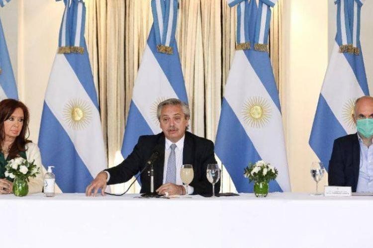 Alberto Fernández, entre Cristina y Larreta, en su exposición ante gobernadores en el marco de la presentación de la oferta que hará a los acreedores